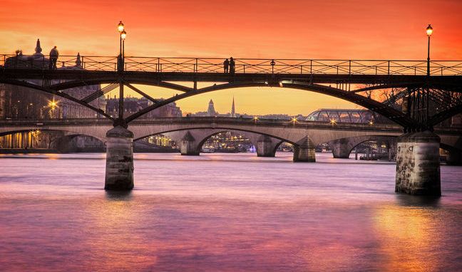 巴黎新桥Pont Neuf 上可以看日落，去看看吧